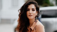 Tasya Farasya merupakan seorang vlogger make up terkenal. Tak hanya memiliki paras yang cantik, namun ia juga datang dari keluarga kaya. Ia memiliki saudara kembar bernama Tasyi Athasyia. Foto: Instagram@tasyafarasya