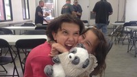 Film pertama yang dibintangi Lexi ialah Godzilla: King of the Monster. Dalam film tahun 2017 itu, Laxi beradu akting dengan si cantik Millie Bobby Brown. Begini kedekatan mereka berdua. Foto: Instagram lexi_rabe