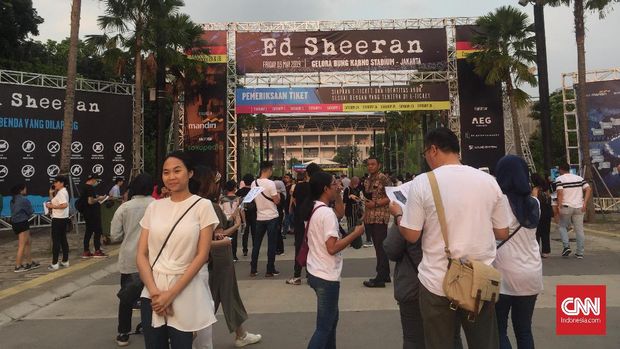 Suasana menjelang konser Ed Sheeran di SU GBK, Jumat (3/5).