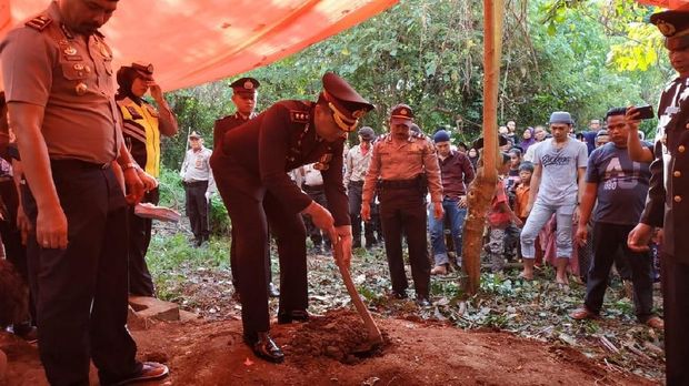 Kapolres OKU Selatan di rumah duka dan memimpin upacara pemakaman.