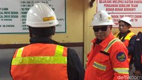 Tak lupa Jonan mengenakan kacamata hitam.