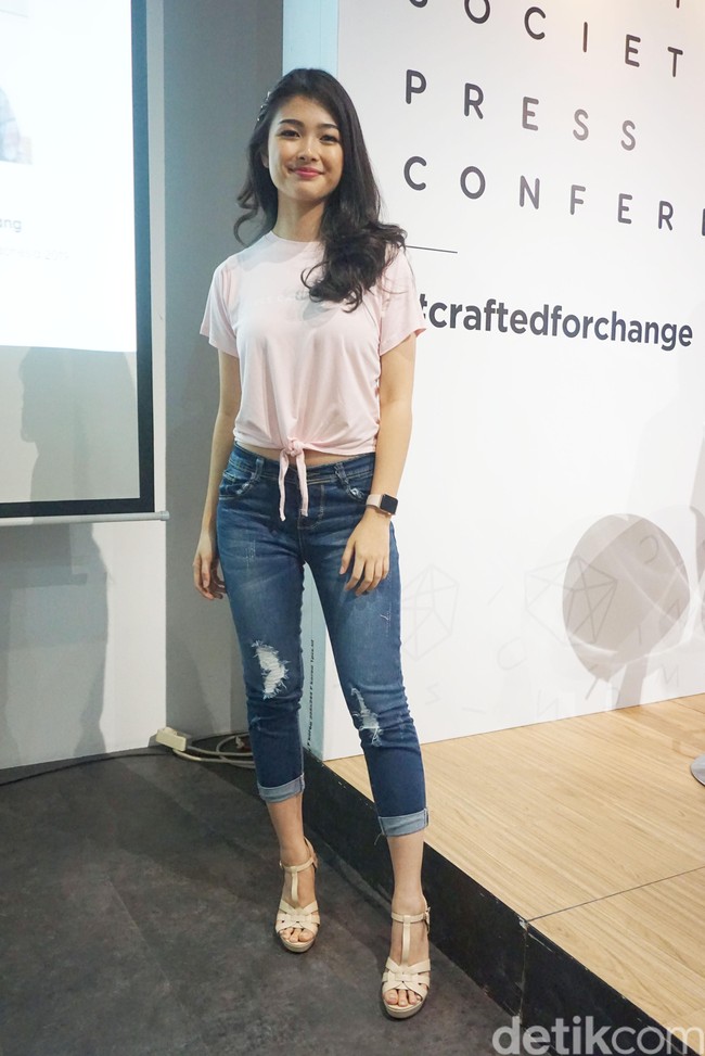 Usut punya usut, menjadi kontestan sebuah ajang kecantikan adalah impian Elisa sejak kecil.  Ia mengawalinya dengan mengikuti ajang Gadis Sampul 2014 saat masih berusia 15 tahun dan keluar sebagai juara kedua.. Bisa dibilang, Im like living in my own dream now. Sangat bersyukur, kata pengagum Najwa Shihab dan Dian Sastrowardoyo ini. (Foto: Daniel Ngantung/Wolipop)