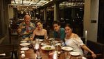 Pose Keren Ice Paris Intarakomalyasut Saat Makan dan Masak Bareng Sang Ibu