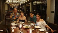 Mampir ke Bali. Ice dan juga sang ibu terlihat sedang menikmati makanan enak di Kudeta Bar and Restaurant. Foto: Instagtram@pippa_in