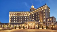 Peristiwa bunuh diri yang dilakukan Adolph Coors, pendiri Coors Beer, di Hotel The Cavalier pada Juni 1929 menghebohkan masyarakat di masa itu. Sejumlah pengunjung hotel pun menceritakan pengalamannya melihat penampakan Mr. Coors di hotel tersebut. Istimewa/Robert Benson via www.architecturaldigest.com.