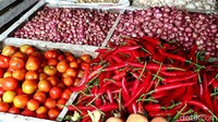 Tak hanya bawang putih, harga bawang merah juga naik menjadi Rp 40 ribu dari harga sebelumnya Rp 25 ribu perkilonya.