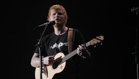 Ed Sheeran membuka konsernya dengan Castle on the Hill. Foto: Asep Syaifullah