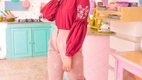 Berfoto dengan gaya lucunya di dapur cantik warna-warni. Apakah Tasya adalah wanita yang gemar memasak seperti Tasyi? Foto: Instagram@tasyafarasya
