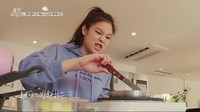 Waduh kok wajah Jennie seperti itu ya. Terlihat sedang memesak sambil memegang spatula, sepertinya Jennie kewalahan membuat sesuatu. Foto: Istimewa