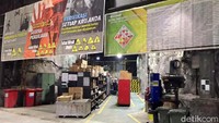 Tidak seperti tambang kuno yang dilihat di televisi. Tambang ini dilengkapi fasilitas-fasilitas ruang kantor, toilet bersih, bahkan hingga tempat ibadah berkapasitas ratusan orang.