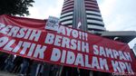 Aksi Pendemo Bakar Ban di Depan Gedung KPK