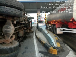 Truk Muat Karton Terguling Usai Tabrak Pembatas Gerbang Tol Tandes