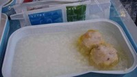 Makan bubur dengan siumay hangat memang enak. Tapi jika buburnya terlau encer dan hambar, serta siumay yang diletakkan begitu asal, hasilnya jadi menyedihkan. Foto: Istimewa