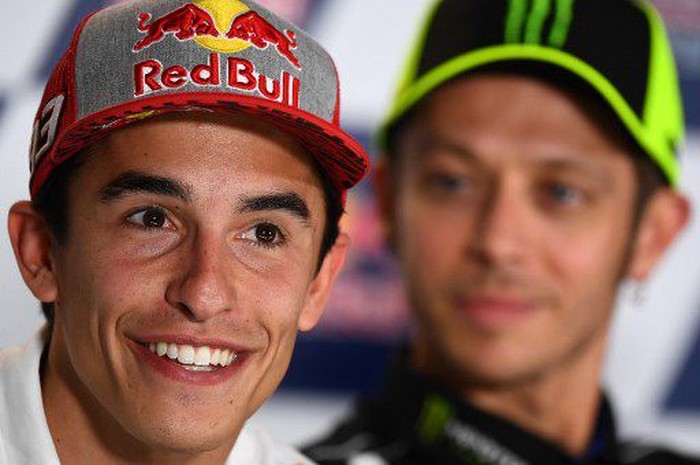 Repsol Honda Teams Spanish rider Marc Marquez and Monster Energy Yamahas Italian rider Valentino Rossi (R) attend a press conference at the Jerez-Angel Nieto Circuit in Jerez de la Frontera on May 2, 2019 ahead of the Spanish Grand Prix. (Photo by GABRIEL BOUYS / AFP)