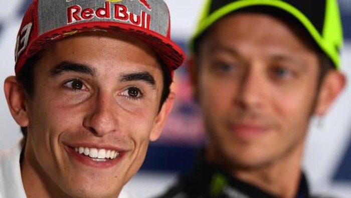 Repsol Honda Teams Spanish rider Marc Marquez and Monster Energy Yamahas Italian rider Valentino Rossi (R) attend a press conference at the Jerez-Angel Nieto Circuit in Jerez de la Frontera on May 2, 2019 ahead of the Spanish Grand Prix. (Photo by GABRIEL BOUYS / AFP)