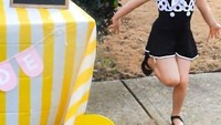 Beini keceriaanya saat menjadi penjual lemonade. Kalau Lexi yang jual pasti banyak yang beli, nih. Hihi Foto: Instagram lexi_rabe