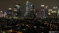 Gemerlap lampu gedung bertingkat menghiasi langit Jakarta.