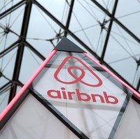 Pemenang dipilih oleh juri berdasarkan tulisan yang dikirimnya. Untuk ikut kompetisi tersebut, peserta harus mengunjungi situs resmi Airbnb dan menjawab pertanyaan, Kenapa kamu yang harus jadi tamu istimewa Mona Lisa? sebelum 12 April 2019. Foto: Reuters