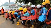 Tiang-tiang listrik dibawa menembus hutan hingga menyeberangi lautan. Pool/PLN.