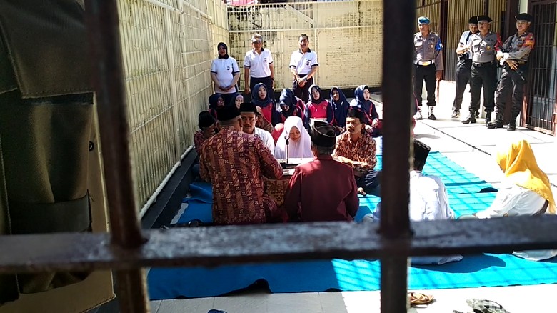 Momen Tersangka Narkoba Menikah, Polisi dan Tahanan Kompak Teriak Sah Momen Tersangka Narkoba Menikah, Polisi dan Tahanan Kompak Teriak Sah
