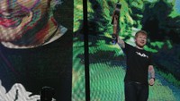 Eraser menyusul setelahnya dibawakan sebagai lagu ke dua dalam konser tersebut. Foto: Asep Syaifullah