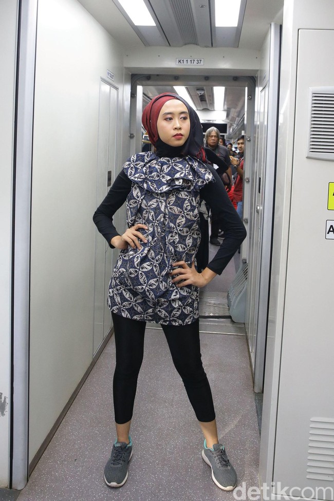 Model berpose di gerbong kereta memakai batik Tuban. Foto: Grandyos Zafna/detikcom