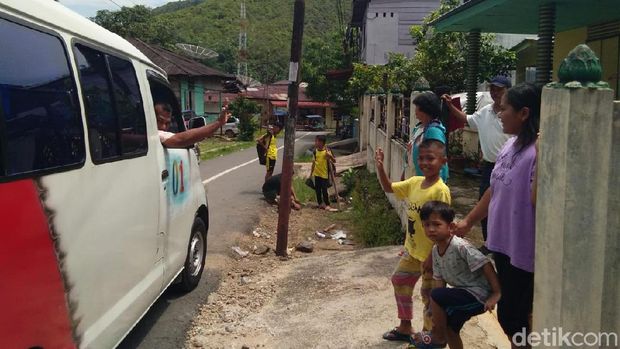 Mandapot Pasaribu saat pamit kepada keluarga untuk pergi menarik angkot.