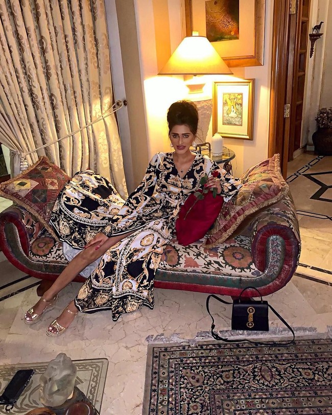 Ini crazy rich cantik dari Inggris yang punya gaya hidup hedon. Rukaya yang merupakan putri dari pengusaha properti rela melepas hartanya selama tiga dan hidup jadi orang miskin di jalanan demi acara reality show Rich Kids Go Homeless.  Foto: Instagram @rukayax