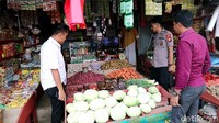 Kanit Ekonomi Satres Polres Bone, Ipda Dodie mengungkapkan bahwa kenaikan harga terus terjadi lantaran pasokan barang yang kurang, sementara angka permintaan dari masyarakat menjelang ramadhan ini terus meningkat.