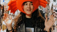 Menggemaskan! Ketika berada di Jepang, Tasya terlihat berfoto dengan penutup kepala berbentuk kepiting rebus. Ngelihatnya jadi lapar nggak? Foto: Instagram@tasyafarasya