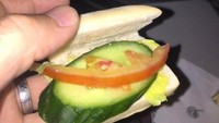 Sandwich memang jadi menu makanan yang populer di beberapa maskapai luar negeri. Tapi penumpang ini harus cukup puas dengan irisan mentimun, dan irisan pinggiran tomat. Foto: Istimewa