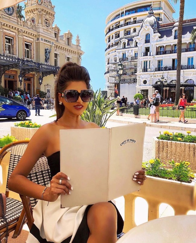 Dari Thailand sampai Prancis dijelajahi putri dari konglomerat ini. Inilah penampilan hits Rukaya saat berada di sebuah cafe di Paris, Prancis.  Foto: Instagram @rukayax