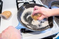 Praktis! Bersihkan Perlatan Masak Dengan Kulit Pisang hingga Kentang