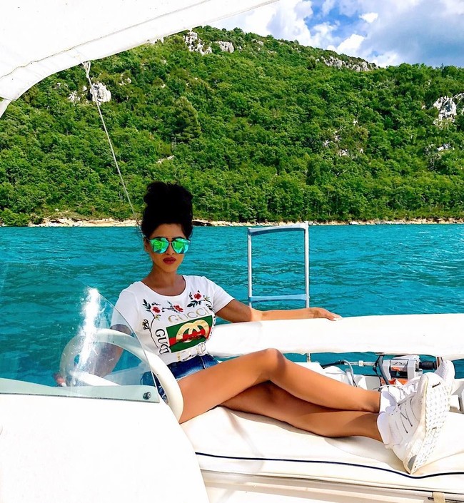 Berlayar dengan gaya! Berada di yacht mengililingi danau Sainte-Croix di Prancis, wanita yang memiliki bisnis sendiri itu tampil dengan kaus Gucci, brand favoritnya.  Foto: Instagram @rukayax