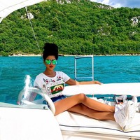 Berlayar dengan gaya! Berada di yacht mengililingi danau Sainte-Croix di Prancis, wanita yang memiliki bisnis sendiri itu tampil dengan kaus Gucci, brand favoritnya.  Foto: Instagram @rukayax