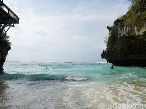 Pantai Suluban yang Tersembunyi dengan Ombak Gahar di Bali