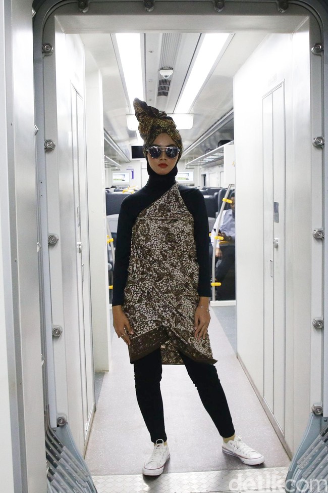 Para model tampil dengan memakai batik yang dijadikan sebagai cape atau outer. Mereka semua tampil memakai turban sebagai penutup kepala. Foto: Grandyos Zafna/detikcom