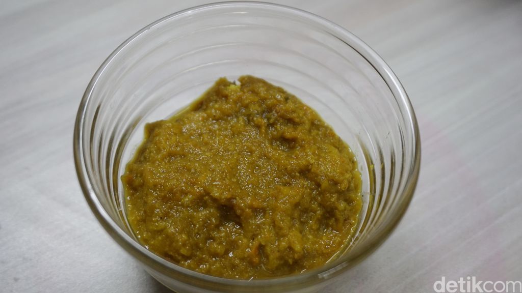 Ayam goreng bumbu kuning