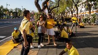 Prosesi penobatan Raja Maha Vajiralongkorn tak hanya menarik perhatian warga Thailand tetapi juga turis yang berkunjung di negara itu. Tak sedikit turis yang datang mengenakan pakaian berwarna kuning untuk melihat langsung persiapan prosesi penobatan raja baru Thailand tersebut.