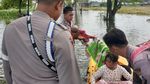 Aksi Heroik Polisi Bantu Evakuasi Korban Banjir di Gresik