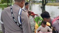 Selain membantu proses evakuasi warga terdampak banjir, Polda Jatim turut memberikan bantuan yang disalurkan langsung Kapolres Gresik AKBP Wahyu S Bintoro bersama pihak-pihak terkait lainnya.