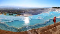 Kolam air panas ini dibangun dengan bentuk undakan sawah di lembah curam. Dahulu kala kolam ini merupakan batu kapur yang berusia ratusan tahun dan diendapkan oleh mata air panas secara terus menerus. (iStock)