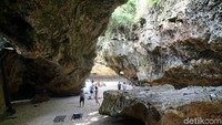 Sebelum menuju ke Pantai Suluban, traveler mesti melewati celah gua dulu (Syanti/detikcom)