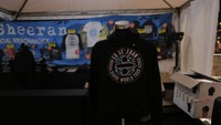 Beberapa merchandise Ed Sheeran dijajakan di booth tersebut. Foto: Asep Syaifullah