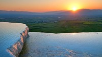 Berada di ketinggian, traveler akan dibuat sadar betapa cantiknya Turki dari sudut yang berbeda! Sawah dan bukit hijau terlihat sangat menenangkan sambil berendam. (iStock)