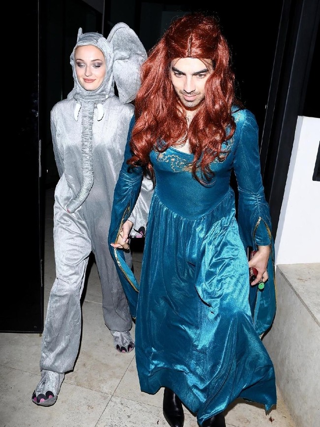 Setelah pacaran, keduanya dikenal sebagai pasangan terkeren ketika perayaan Halloween. Joe Jonas pernah tampil dengan kostum Sansa Stark, karakter Sophie di drama Game of Thrones. Sementara Sophie tampil dengan kostum gajah.  Foto: Istimewa
