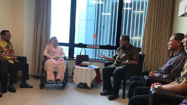 Suasana pertemuan antara SBY, Sinta Nuriyah Wahid, Mahfud Md dan Dahlan Iskan.
