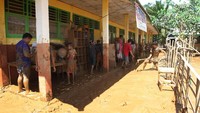 Sejumlah siswa membersihkan ruang kelas yang penuh lumpur pasca banjir di SMPN 16 Pondok Kelapa, Bengukulu Tengah.