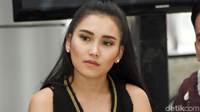 Follow Luna Maya Lagi, Ayu Ting Ting Tak Mau Punya Musuh
