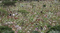 Selain berdoa, mereka juga membersihkan makam dari rumput liar.